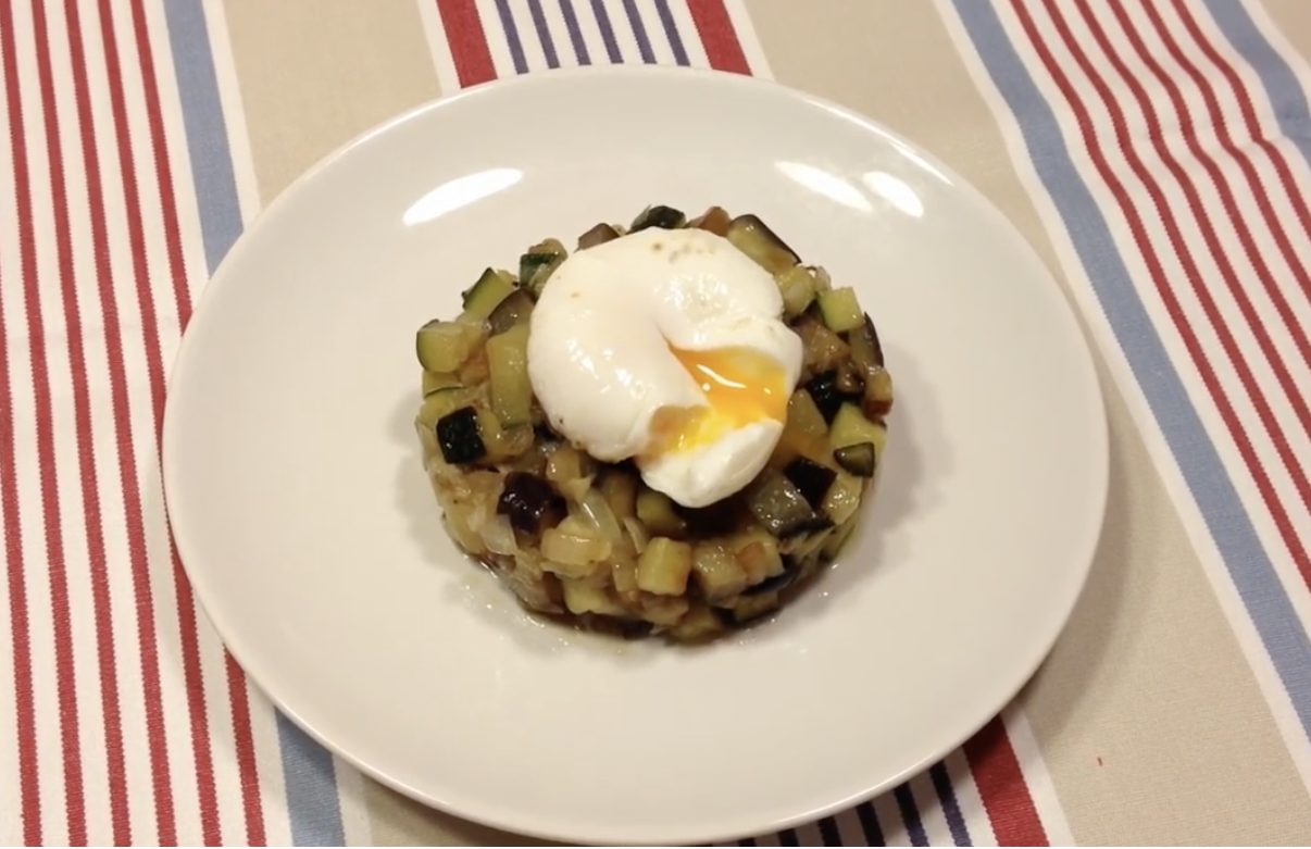 Timbal de verduras y huevo escalfado